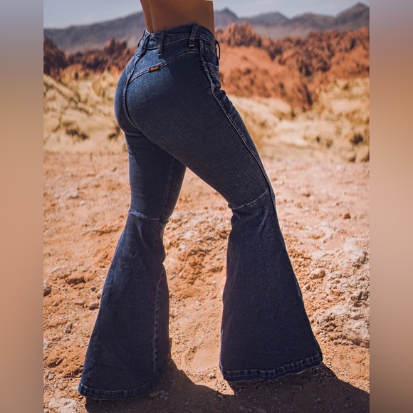 Wrangler High Rise Flare Bareback Jeans